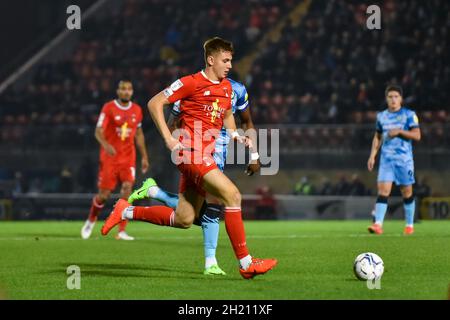 LONDRES, ROYAUME-UNI.19 OCTOBRE Hector Kyprianou de Leyton Orient bataille pour possession avec Jamille Matt de Forest Green Rovers lors du match Sky Bet League 2 entre Leyton Orient et Forest Green Rovers au Matchroom Stadium, Londres, le mardi 19 octobre 2021.(Credit: Ivan Yordanov | MI News) Credit: MI News & Sport /Alay Live News Banque D'Images