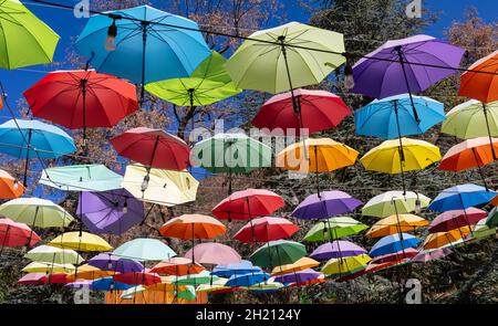 Parasols colorés exposés à Oak Glen, Californie Banque D'Images