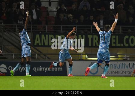 LONDRES, ROYAUME-UNI.19 OCTOBRE Jamille Matt(L), Mathew Stevens(C) et Nicky Cadden de Forest Green Rovers protestent contre la décision des arbitres lors du match Sky Bet League 2 entre Leyton Orient et Forest Green Rovers au Matchroom Stadium, Londres, le mardi 19 octobre 2021.(Credit: Ivan Yordanov | MI News) Credit: MI News & Sport /Alay Live News Banque D'Images