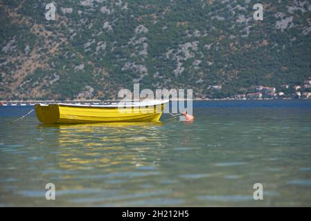 Bateau jaune sans personnes dans l'eau de mer. Banque D'Images