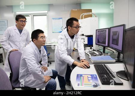 (211019) -- BEIJING, 19 octobre 2021 (Xinhua) -- des chercheurs discutent des progrès de l'expérience à l'Institut de géologie et de géophysique de l'Académie chinoise des sciences à Beijing, capitale de la Chine, 18 octobre 2021.Des chercheurs chinois ont étudié les échantillons lunaires ramenés par la mission Chang'e-5 et daté le plus jeune rocher sur la Lune à environ 2 milliards d'années, prolongeant la « vie » du volcanisme lunaire 800-900 millions d'années de plus que ce qui était connu auparavant.L'étude, menée principalement par une équipe de recherche de l'Institut de géologie et de géophysique (IGG) de l'Académie chinoise des sciences (cas), W Banque D'Images