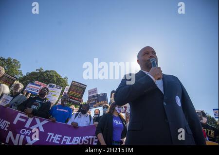 Washington, États-Unis.19 octobre 2021.Président du peuple pour la voie américaine Ben jaloux parle lors d'une manifestation parrainée par la Ligue des électrices,People for the American Way et Declaration for American Democracy Coalition pour faire pression sur le gouvernement Biden pour qu'il prenne des mesures sur les droits de vote et mette fin à l'obstruction parlementaire devant la Maison Blanche à Washington, DC., le mardi 19 octobre 2021.Photo de Bonnie Cash/UPI.Crédit : UPI/Alay Live News Banque D'Images