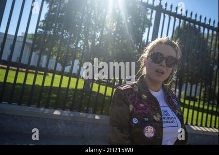 Washington, États-Unis.19 octobre 2021.Actrice et membre du conseil d'administration de People for the American Way Alyssa Milano parle à la presse lors d'une manifestation parrainée par la Ligue des électrices,People for the American Way et Declaration for American Democracy Coalition pour faire pression sur le gouvernement Biden pour qu'il prenne des mesures sur les droits de vote et mette fin à l'obstruction parlementaire devant la Maison Blanche à Washington, DC., le mardi 19 octobre 2021.Photo de Bonnie Cash/UPI.Crédit : UPI/Alay Live News Banque D'Images