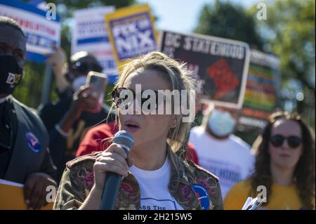 Washington, États-Unis.19 octobre 2021.Actrice et membre du conseil d'administration de People for the American Way Alyssa Milano parle lors d'une manifestation parrainée par la Ligue des électrices,People for the American Way et Declaration for American Democracy Coalition pour faire pression sur le gouvernement Biden pour qu'il prenne des mesures sur les droits de vote et mette fin à l'obstruction parlementaire devant la Maison Blanche à Washington, DC., le mardi 19 octobre 2021.Photo de Bonnie Cash/UPI.Crédit : UPI/Alay Live News Banque D'Images