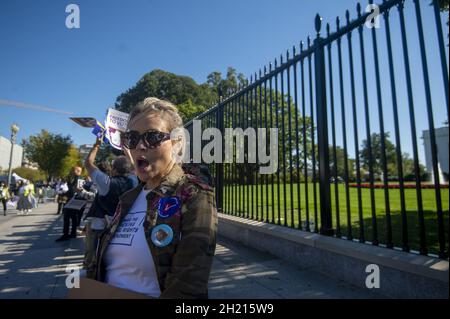 Washington, États-Unis.19 octobre 2021.Actrice et membre du conseil d'administration de People for the American Way Alyssa Milano parle à la presse lors d'une manifestation parrainée par la Ligue des électrices,People for the American Way et Declaration for American Democracy Coalition pour faire pression sur le gouvernement Biden pour qu'il prenne des mesures sur les droits de vote et mette fin à l'obstruction parlementaire devant la Maison Blanche à Washington, DC., le mardi 19 octobre 2021.Photo de Bonnie Cash/UPI.Crédit : UPI/Alay Live News Banque D'Images