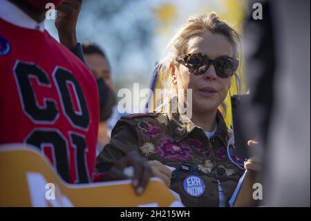 Washington, États-Unis.19 octobre 2021.Actrice et membre du conseil d'administration de People for the American Way Alyssa Milano parle lors d'une manifestation parrainée par la Ligue des électrices,People for the American Way et Declaration for American Democracy Coalition pour faire pression sur le gouvernement Biden pour qu'il prenne des mesures sur les droits de vote et mette fin à l'obstruction parlementaire devant la Maison Blanche à Washington, DC., le mardi 19 octobre 2021.Photo de Bonnie Cash/UPI.Crédit : UPI/Alay Live News Banque D'Images