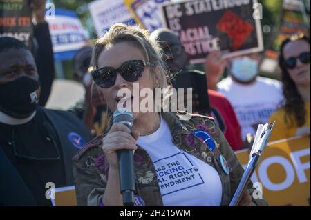 Washington, États-Unis.19 octobre 2021.Actrice et membre du conseil d'administration de People for the American Way Alyssa Milano parle lors d'une manifestation parrainée par la Ligue des électrices,People for the American Way et Declaration for American Democracy Coalition pour faire pression sur le gouvernement Biden pour qu'il prenne des mesures sur les droits de vote et mette fin à l'obstruction parlementaire devant la Maison Blanche à Washington, DC., le mardi 19 octobre 2021.Photo de Bonnie Cash/UPI Credit: UPI/Alay Live News Banque D'Images