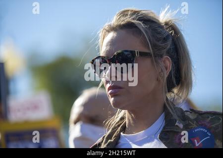 Washington, États-Unis.19 octobre 2021.Actrice et membre du conseil d'administration de People for the American Way Alyssa Milano parle lors d'une manifestation parrainée par la Ligue des électrices,People for the American Way et Declaration for American Democracy Coalition pour faire pression sur le gouvernement Biden pour qu'il prenne des mesures sur les droits de vote et mette fin à l'obstruction parlementaire devant la Maison Blanche à Washington, DC., le mardi 19 octobre 2021.Photo de Bonnie Cash/UPI.Crédit : UPI/Alay Live News Banque D'Images