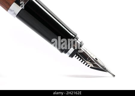 Détail d'un stylo plume en noir isolé avec une petite ombre sur un fond blanc, un espace de copie, une mise au point sélectionnée et une profondeur de champ étroite Banque D'Images