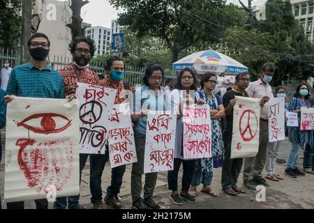 Dhaka, Bangladesh.19 octobre 2021.Des manifestants ont vu tenir des pancartes exprimant leur opinion pendant la manifestation.les manifestants ont présenté une manifestation à Dhaka contre les récentes violences religieuses mortelles contre la communauté hindoue au Bangladesh.Crédit : SOPA Images Limited/Alamy Live News Banque D'Images