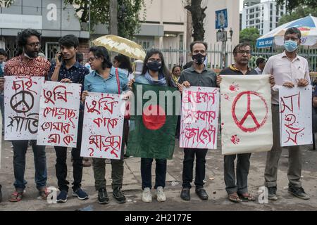 Dhaka, Bangladesh.19 octobre 2021.Des manifestants ont vu tenir des pancartes exprimant leur opinion pendant la manifestation.les manifestants ont présenté une manifestation à Dhaka contre les récentes violences religieuses mortelles contre la communauté hindoue au Bangladesh.Crédit : SOPA Images Limited/Alamy Live News Banque D'Images