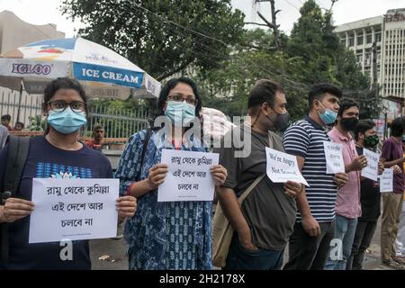 Dhaka, Bangladesh.19 octobre 2021.Des manifestants ont vu tenir des pancartes exprimant leur opinion pendant la manifestation.les manifestants ont présenté une manifestation à Dhaka contre les récentes violences religieuses mortelles contre la communauté hindoue au Bangladesh.Crédit : SOPA Images Limited/Alamy Live News Banque D'Images