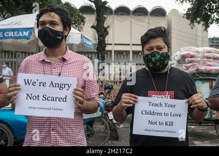 Dhaka, Bangladesh.19 octobre 2021.Des manifestants ont vu tenir des pancartes exprimant leur opinion pendant la manifestation.les manifestants ont présenté une manifestation à Dhaka contre les récentes violences religieuses mortelles contre la communauté hindoue au Bangladesh.Crédit : SOPA Images Limited/Alamy Live News Banque D'Images