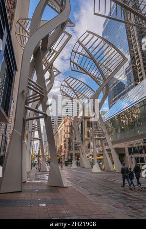 Calgary, Alberta, Canada – le 11 octobre 2021 : les gens descendent l'avenue Stephen un après-midi tranquille Banque D'Images