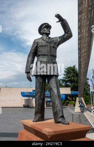Statue de Sir Frank Whittle, devant le musée des transports de Coventry, West Midlands, Royaume-Uni. Banque D'Images