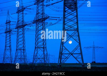 Partie d'une ligne, ligne extra-haute tension 380 KV, ville de Bergheim, Rhein-Kreis-Neuss, sous-station Amprion, pleine lune,NRW, Allemagne, Banque D'Images