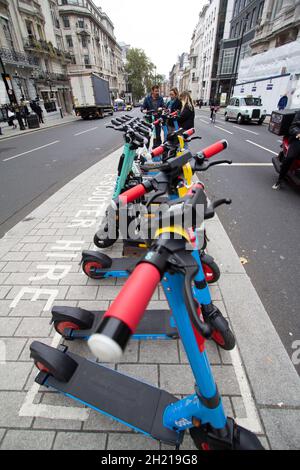 Location de scooters Dott et Lime Electric dans Mayfair London Street Banque D'Images