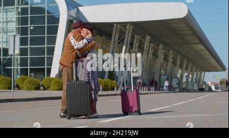 Vieux mari femme retraités touristes réunion de réunion dans le terminal de l'aéroport après une longue séparation Banque D'Images