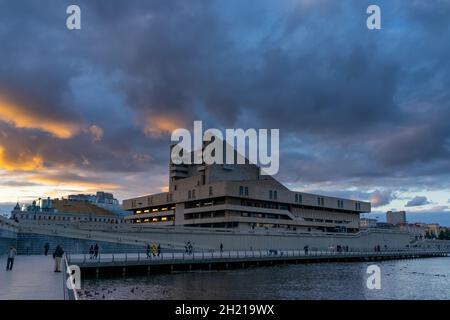 Galiaskar Kamal Tatar Théâtre académique au coucher du soleil en été.Belle vue sur la ville.Lac de Kaban Banque D'Images