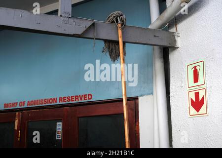 Un balai de nettoyage humide et sale accroché à une poutre de treillis à l'intérieur d'un centre commercial local à Cape Town, en Afrique du Sud. Banque D'Images