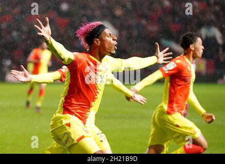 Lyle Taylor (à gauche), de Nottingham Forest, célèbre le deuxième but du match du championnat Sky Bet à Ashton Gate, Bristol.Date de la photo: Mardi 19 octobre 2021. Banque D'Images