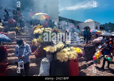 Marché du dimanche en face de l'église Santo Tomas, Chichichastenango, Guatemala Banque D'Images