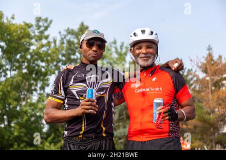 Columbus, OH États-Unis 08-07-2021: Un père afro-américain âgé et son fils adulte portent des chemises de cyclisme lors d'un voyage à vélo.Ils se posent heureusement comme t Banque D'Images