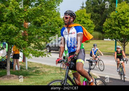 Columbus, OH États-Unis 08-07-2021: Collecte de fonds annuelle de Pelatonia pour le centre de cancer de l'Université d'État de l'Ohio.Un homme afro-américain fait du colporteur de standi dur Banque D'Images