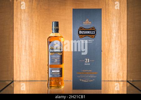 Bushmills, Irlande du Nord, août 2019 accent sélectif sur les whiskey de Bushmills, âgés de 21 ans, rares, avec une boîte sur l'exposition éclairée dans la distillerie Banque D'Images