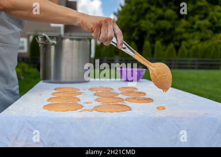 La soupe Tarhana est une soupe turque traditionnelle à base de poudre.Une femme prépare une base fraîche faite d'un mélange fermenté de yaourt végétal et de pâte Banque D'Images