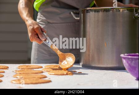 La soupe Tarhana est une soupe turque traditionnelle à base de poudre.Une femme prépare une base fraîche faite d'un mélange fermenté de yaourt végétal et de pâte Banque D'Images