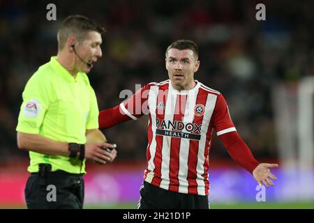 Sheffield, Angleterre, le 19 octobre 2021.John Fleck, de Sheffield Utd, parle avec Matt Donohue, l'arbitre, lors du match du championnat Sky Bet à Bramall Lane, Sheffield.Crédit photo devrait lire: Isaac Parkin / Sportimage Banque D'Images