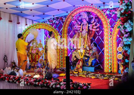 Aarti étant offert à la déesse Durga pendant les célébrations de Durga Puja par Ponda Bengali Association culturelle à Goa Banque D'Images