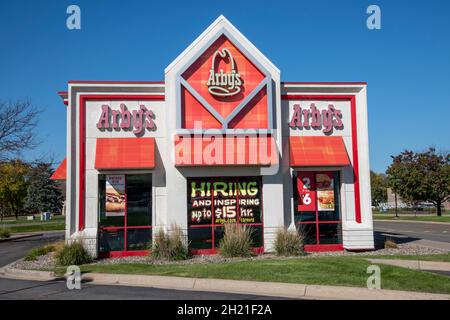 Plymouth, Minnesota.Restaurant Arby avec une affiche de location dans la fenêtre et payant jusqu'à 15 dollars de l'heure. Banque D'Images