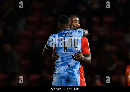 LONDRES, ROYAUME-UNI.19 OCT Jamille Matt de Forest Green Rovers félicite Omar Beckles de Leyton Orient après le match Sky Bet League 2 entre Leyton Orient et Forest Green Rovers au Matchroom Stadium, Londres, le mardi 19 octobre 2021.(Credit: Ivan Yordanov | MI News) Credit: MI News & Sport /Alay Live News Banque D'Images