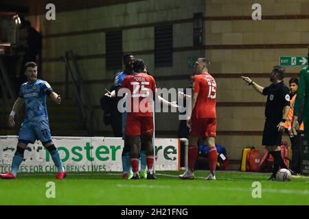 LONDRES, ROYAUME-UNI.19 OCTOBRE Shadrach Ogie de Leyton Orient en discussion avec le Jamille Matt de Forest Green Rovers lors du match Sky Bet League 2 entre Leyton Orient et Forest Green Rovers au Matchroom Stadium, Londres, le mardi 19 octobre 2021.(Credit: Ivan Yordanov | MI News) Credit: MI News & Sport /Alay Live News Banque D'Images