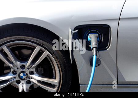 Recharge de voiture hybride enfichable BMW au point de charge de Londres au Royaume-Uni Banque D'Images