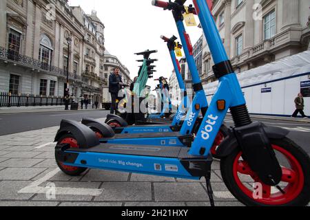 Location de scooters Dott et Lime Electric dans Mayfair London Street Banque D'Images