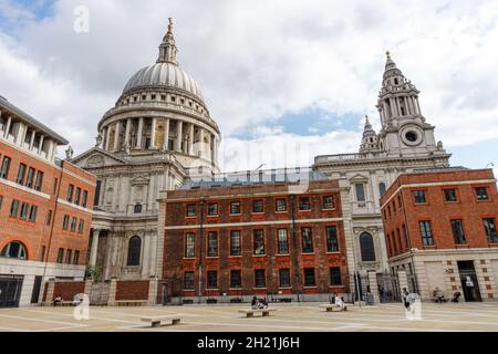 La Cathédrale St Paul vu de Paternoster Square, Londres Angleterre Royaume-Uni UK Banque D'Images