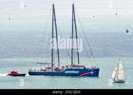 Le nouveau Rainbow Warrior, est le premier navire construit à cet effet, entièrement financé par des dons pour Greenpeace, arrive dans le port de Waitemata où le navire original a été bombardé en 1985 par le service de renseignements français, Auckland, Nouvelle-Zélande, le vendredi 11 janvier,2013. Banque D'Images