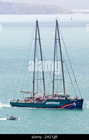 Le nouveau Rainbow Warrior, est le premier navire construit à cet effet, entièrement financé par des dons pour Greenpeace, arrive dans le port de Waitemata où le navire original a été bombardé en 1985 par le service de renseignements français, Auckland, Nouvelle-Zélande, le vendredi 11 janvier,2013. Banque D'Images