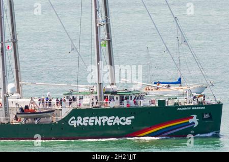 Le nouveau Rainbow Warrior, est le premier navire construit à cet effet, entièrement financé par des dons pour Greenpeace, arrive dans le port de Waitemata où le navire original a été bombardé en 1985 par le service de renseignements français, Auckland, Nouvelle-Zélande, le vendredi 11 janvier,2013. Banque D'Images