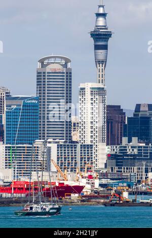 Le nouveau Rainbow Warrior, est le premier navire construit à cet effet, entièrement financé par des dons pour Greenpeace, arrive dans le port de Waitemata où le navire original a été bombardé en 1985 par le service de renseignements français, Auckland, Nouvelle-Zélande, le vendredi 11 janvier,2013. Banque D'Images