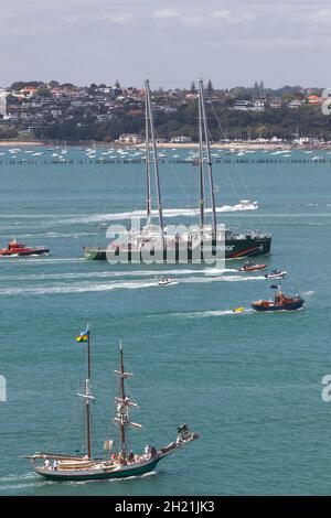 Le nouveau Rainbow Warrior, est le premier navire construit à cet effet, entièrement financé par des dons pour Greenpeace, arrive dans le port de Waitemata où le navire original a été bombardé en 1985 par le service de renseignements français, Auckland, Nouvelle-Zélande, le vendredi 11 janvier,2013. Banque D'Images