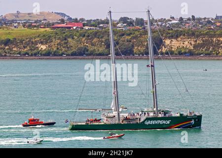 Le nouveau Rainbow Warrior, est le premier navire construit à cet effet, entièrement financé par des dons pour Greenpeace, arrive dans le port de Waitemata où le navire original a été bombardé en 1985 par le service de renseignements français, Auckland, Nouvelle-Zélande, le vendredi 11 janvier,2013. Banque D'Images