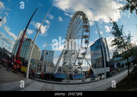 Les travailleurs mettent en place la patinoire et la grande roue de Birmingham le vendredi 15 octobre.Place du Centenaire de Birmingham, Royaume-Uni Banque D'Images