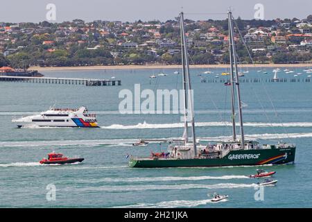 Le nouveau Rainbow Warrior, est le premier navire construit à cet effet, entièrement financé par des dons pour Greenpeace, arrive dans le port de Waitemata où le navire original a été bombardé en 1985 par le service de renseignements français, Auckland, Nouvelle-Zélande, le vendredi 11 janvier,2013. Banque D'Images