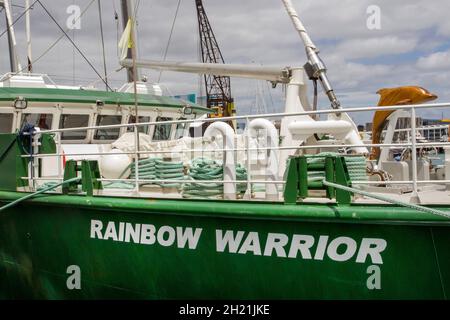 Le nouveau Rainbow Warrior, est le premier navire construit à cet effet, entièrement financé par des dons pour Greenpeace, arrive dans le port de Waitemata où le navire original a été bombardé en 1985 par le service de renseignements français, Auckland, Nouvelle-Zélande, le vendredi 11 janvier,2013. Banque D'Images