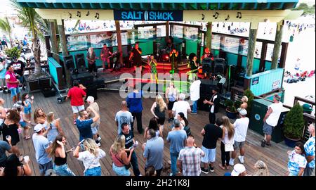 Babylone, New York, Etats-Unis - 20 août 2021 : vue d'en haut de la scène de personnes appréciant un groupe jouant de la musique au Salt Shack à Cedar Beach. Banque D'Images