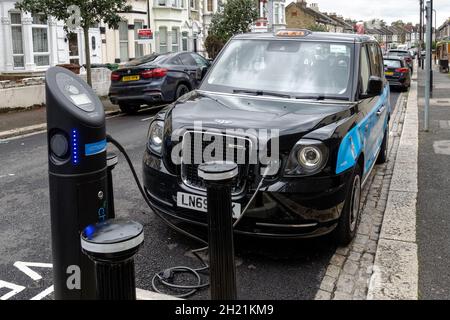 Nouvelle charge de cabine électrique noire au point de charge à Londres Angleterre Royaume-Uni Banque D'Images